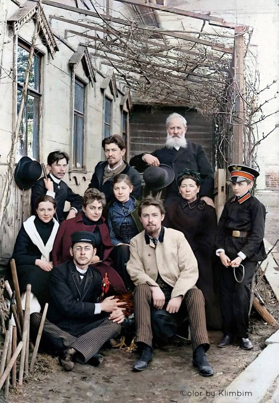 Антон Чехов с родными и знакомыми во дворе дома на Садовой-Кудринской, весна 1890