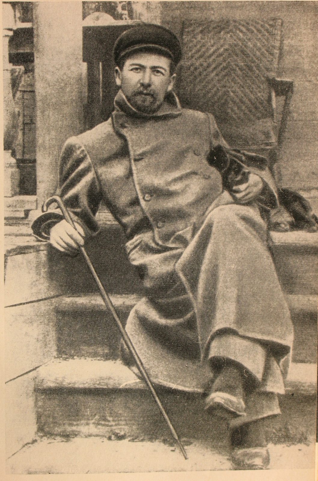 Антон Чехов в Мелихове с тростью и таксой Хиной, 1897