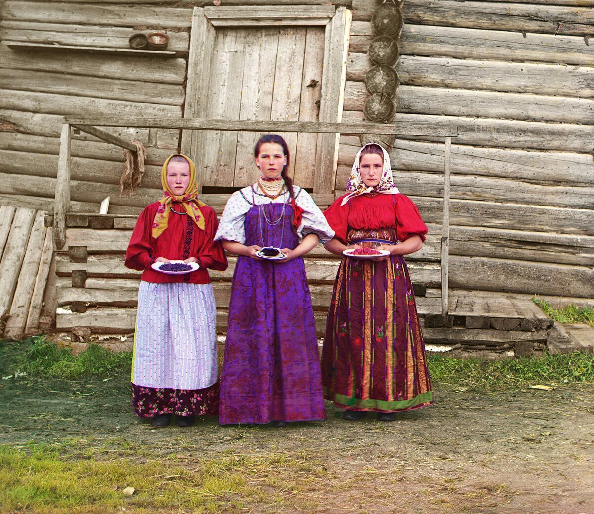 Крестьянские девушки, Кириллов, 1909. С. М. Прокудин-Горский