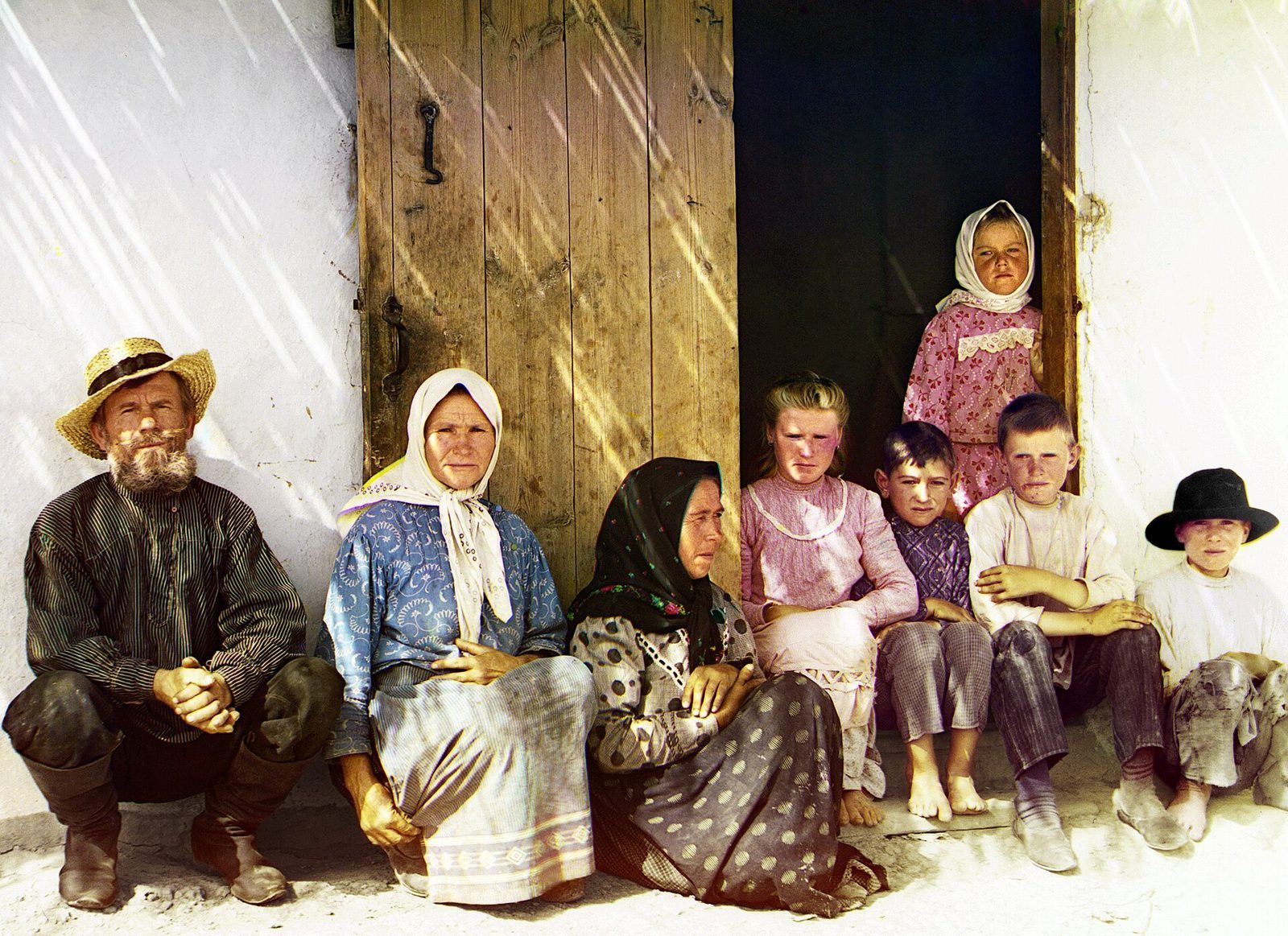 Семья переселенцев у дома, Мугань, 1905–1915. Фото С. М. Прокудина-Горского